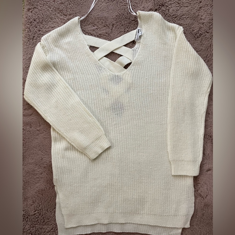 Fashion Nova Beautiful white sweater size Large.